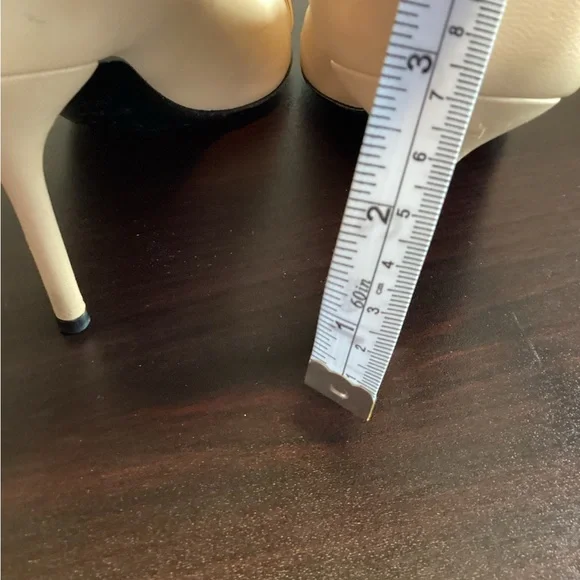 119. Nude Gucci Heels - Picture 7 of 12